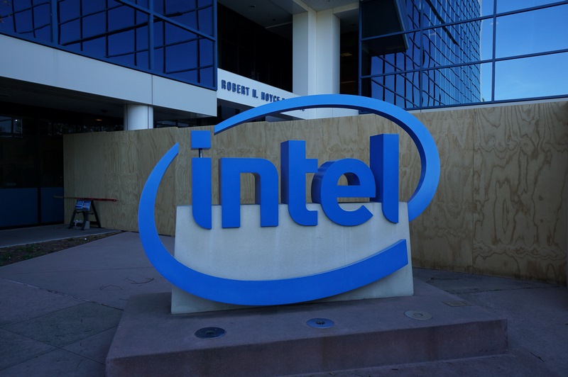 カリフォルニア州サンタクララにあるIntel本社前に掲示されていたブルーオーバルなIntelロゴ