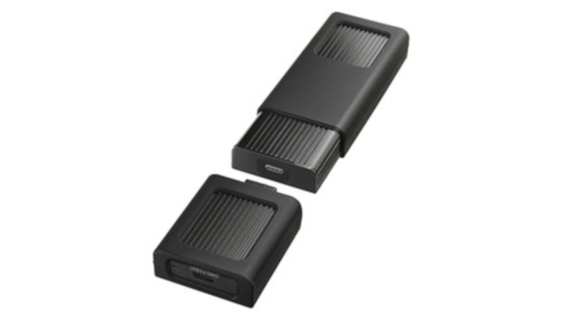 専用ケース(奥)と専用アダプタ(手前)で構成される