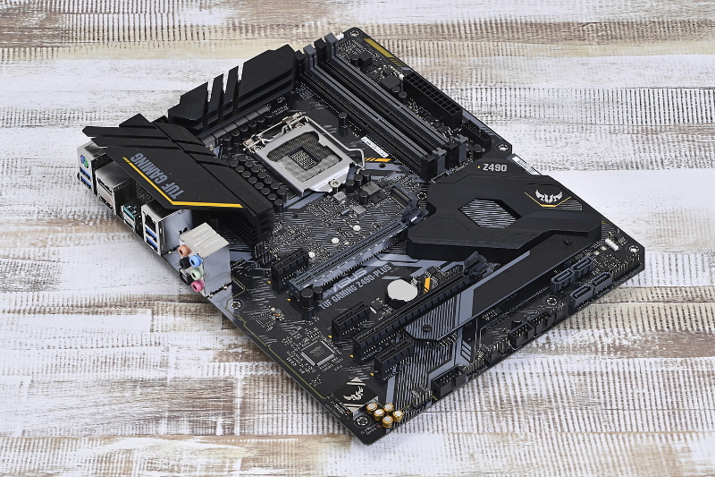 マザーボード：ASUSTeKのTUF GAMING Z490-PLUS(実売価格24,000円前後)