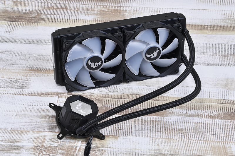 CPUクーラー：ASUSTeKのTUF GAMING LC 240 RGB(実売価格19,000円前後)