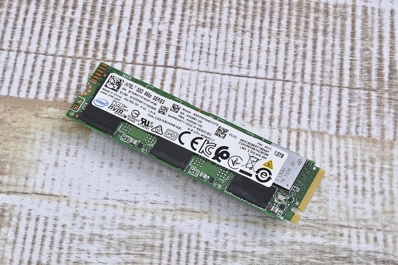 Intelの665p SSDPEKNW010T9X1。1TBのNVMe SSDで実売価格は15,000円前後