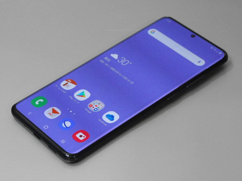 筐体は狭額縁デザイン。画面占有率は非常に高い