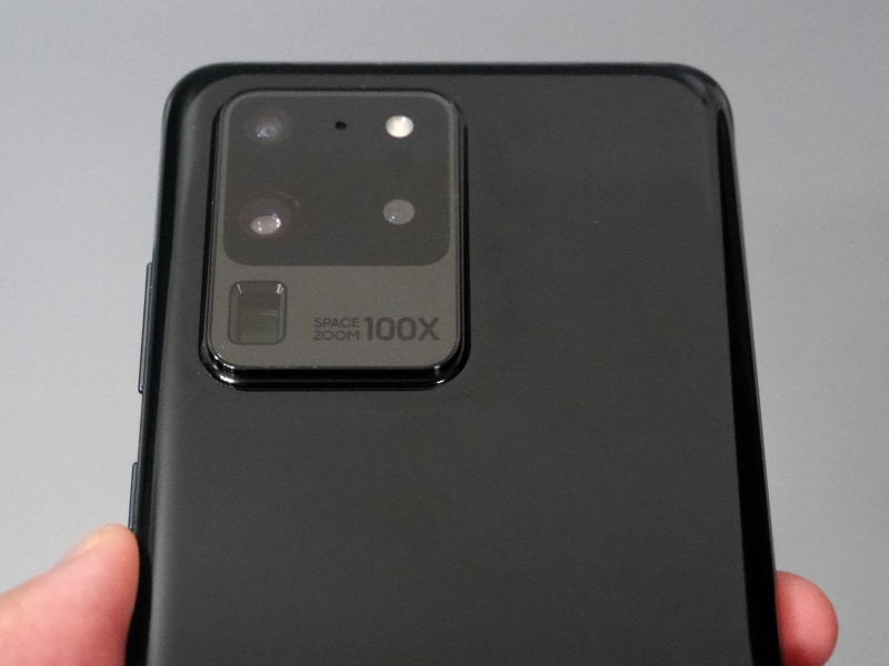 カメラは超広角/広角/望遠に加えて深度測位カメラを搭載。光学10倍、デジタル100倍ズームに対応する