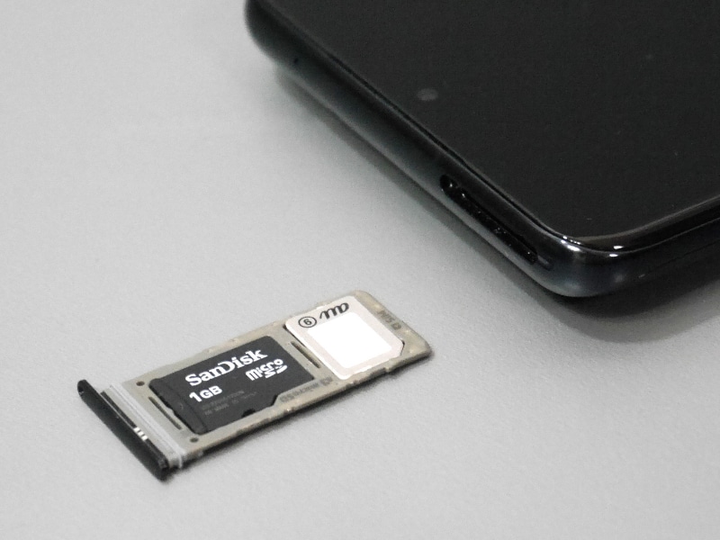 上面にはSIMカードスロット(microSDスロット兼用)がある