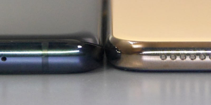 厚みの比較。本製品が約0.7mm厚い。手で持ち比べても違いがはっきりわかる