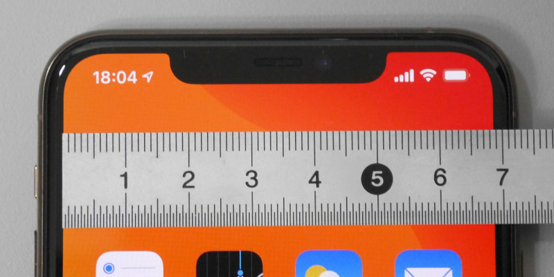 一方のiPhone 11 Pro Maxは68.5mmと、約3mmの差がある。左右ベゼルは本製品と比べるとかなり広い