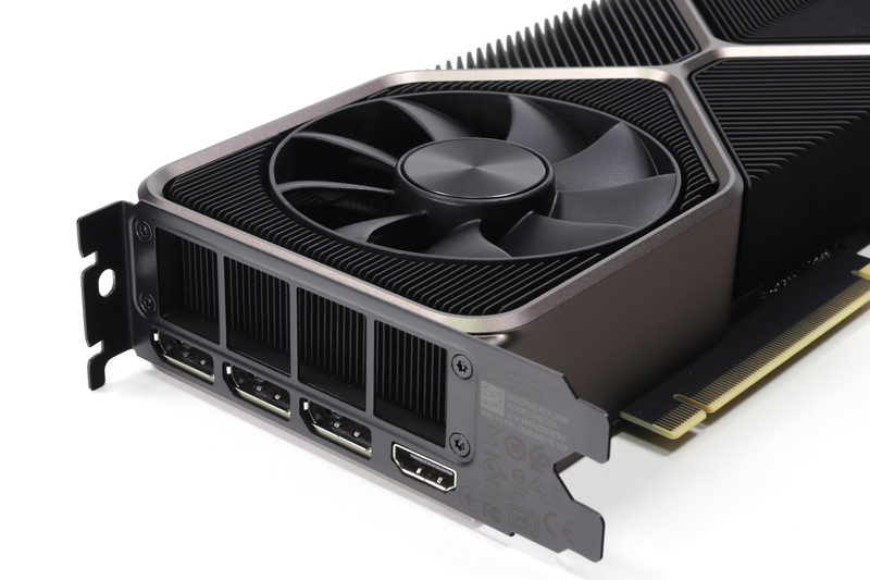 表面左側に配置されているのは吸気ファンで、ブラケット部からケース外に排気する仕様となっている