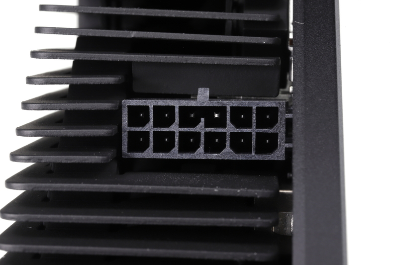 12ピン補助電源コネクタ。従来のPCI-E電源コネクタとは互換性のない新形状を採用している