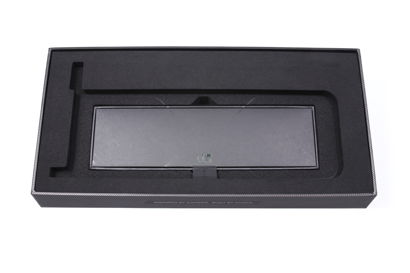 付属品が収められた箱は、ビデオカードの下に収められている