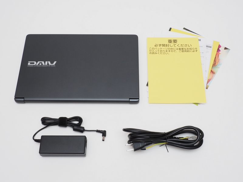 パッケージには、本体、ACアダプタ、電源ケーブル、説明書類が同梱されている