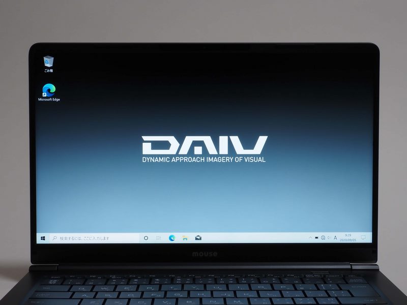 ディスプレイ面。ディスプレイ上部には100万画素のWebカメラとWindows Hello対応顔認証カメラが内蔵されている