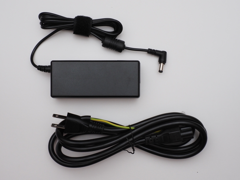 ACアダプタのコード長は実測150cm、電源ケーブルの長さは実測180cm