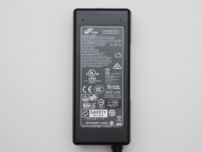 ACアダプタの型番は「FSP065-RBBN3」。仕様は入力100-240V～1.5A、出力19.0V/3.42A、容量65.0W