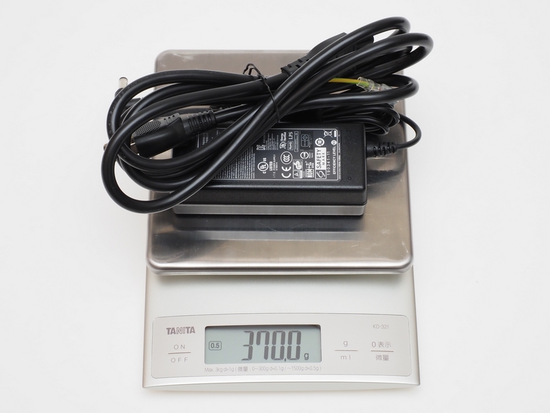 ACアダプタと電源ケーブルの合計重量は実測370g