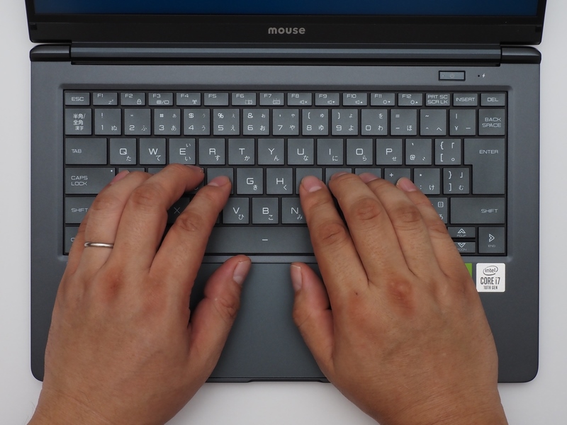 パームレストは相当力を入れてもたわみはほとんど発生しない