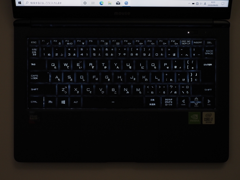 キーボードバックライトは白色。明るさは2段階に調整できる