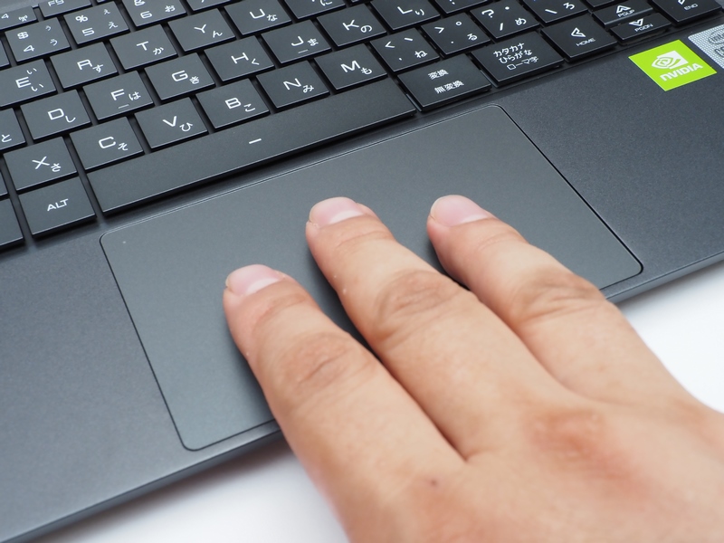 タッチパッドのサイズは実測116×72mm。快適にジェスチャー操作可能な広さが確保されている