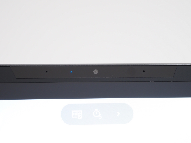 ディスプレイ上部には、100万画素のWebカメラ、Windows Hello対応顔認証カメラ、デュアルアレイマイクが内蔵されている