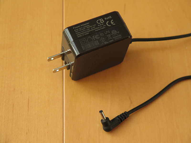 付属のACアダプタはかなり小型だ