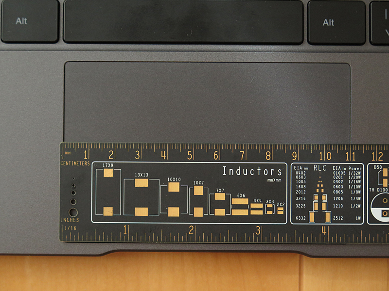 液晶アスペクト比が3:2のため、パームレストに余裕があり、タッチパッドは約110×69mm確保されている