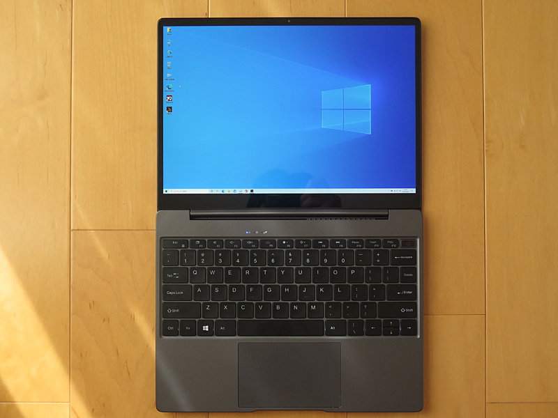 液晶は180度開くようになっている