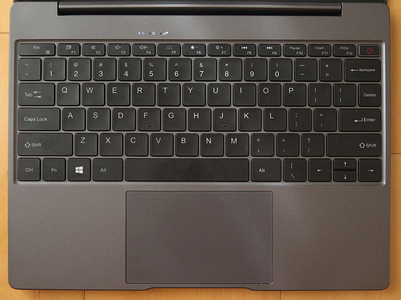 キーボード。英語版はややいびつな配列。ファンクションキーもFnキーと同時押しだ