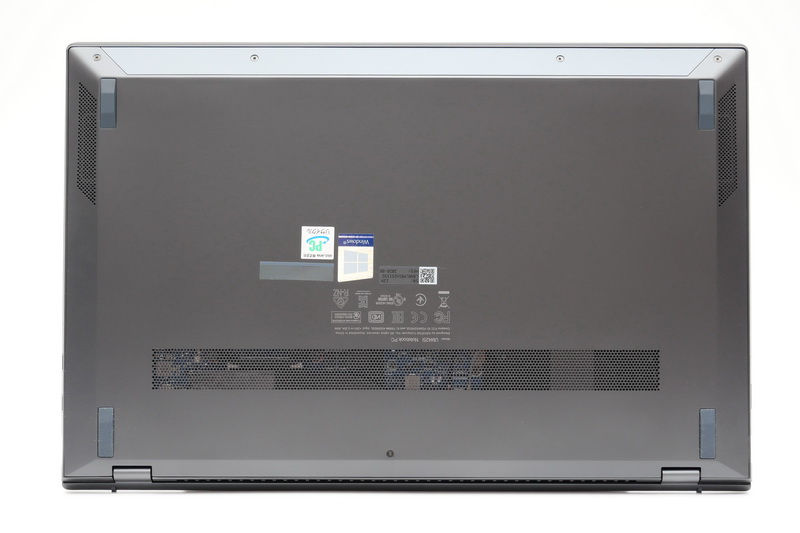 底面。フットプリントは319×210mm(幅×奥行き)と14型ノートパソコンとしてトップクラスのコンパクトさを実現