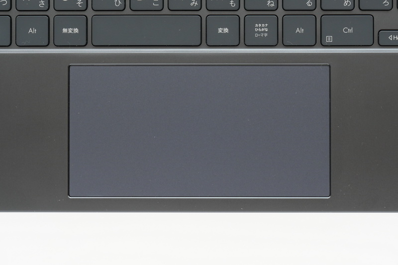 ポインティングデバイスはクリックボタン一体型のタッチパッド。面積が広く利便性は申し分ない