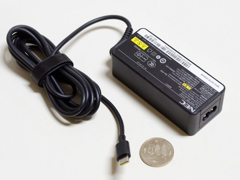 付属のACアダプタのサイズは約92×39×30mm(幅×奥行き×高さ)で重量188g。出力は20V/2.25A、15V/3A、9V/2A、5V/2A