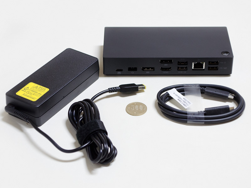 オプションのType-C Dockは、HDMI×1、DisplayPort×2、RGigabit Ethernet×1、USB 3.0×3、USB 3.0 Type-C×1、USB 2.0×2、ヘッドフォン/ヘッドフォンマイクジャック×1を装備。ACアダプタが添付