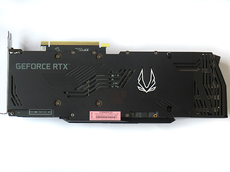 カード背面は強化プレートで保護されており、重さによるカードの反りを防げる。また、手に持ったときに静電気によるダメージをあまり心配しなくても良さそうだ