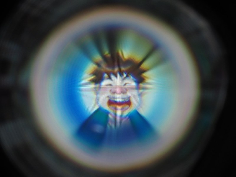 レンズ越しにディスプレイを接写すれば格子模様を確認できるが、実際に装着すると肉眼ではほぼ見えない