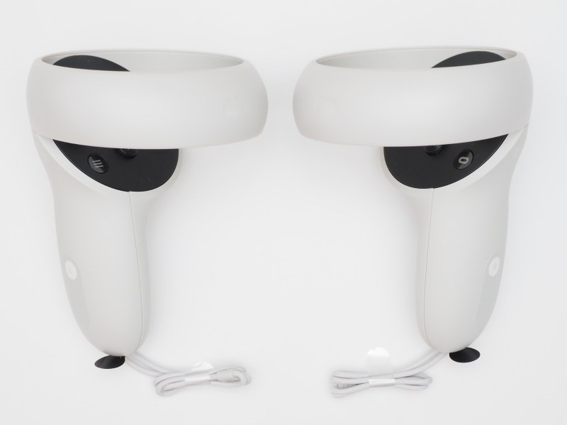 Touchコントローラ×2。黒いテープを引き抜くと使用可能になる