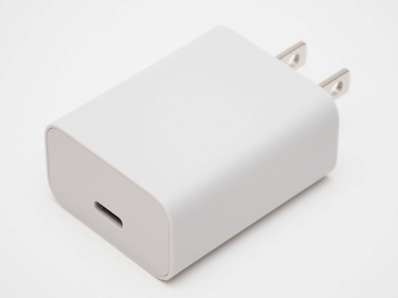 電源アダプタ。端子はUSB Type-C