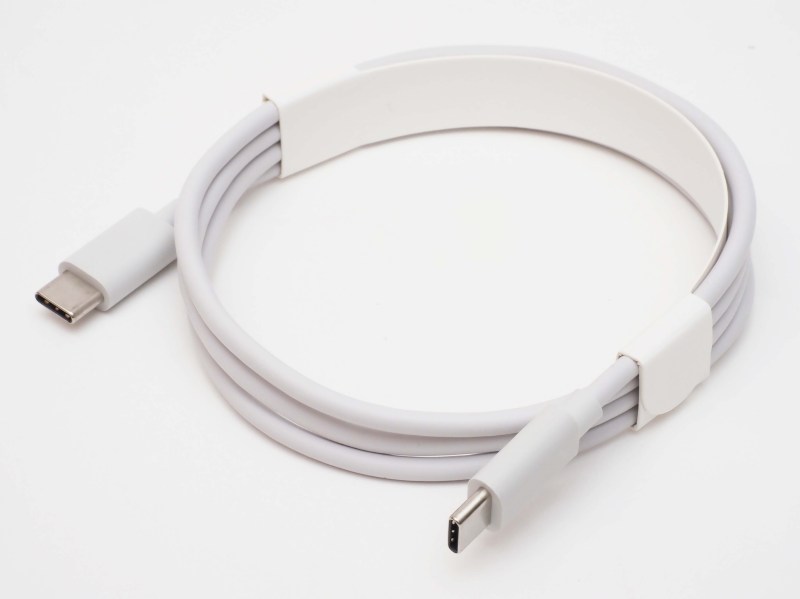 充電ケーブル。端子はどちらもUSB Type-C