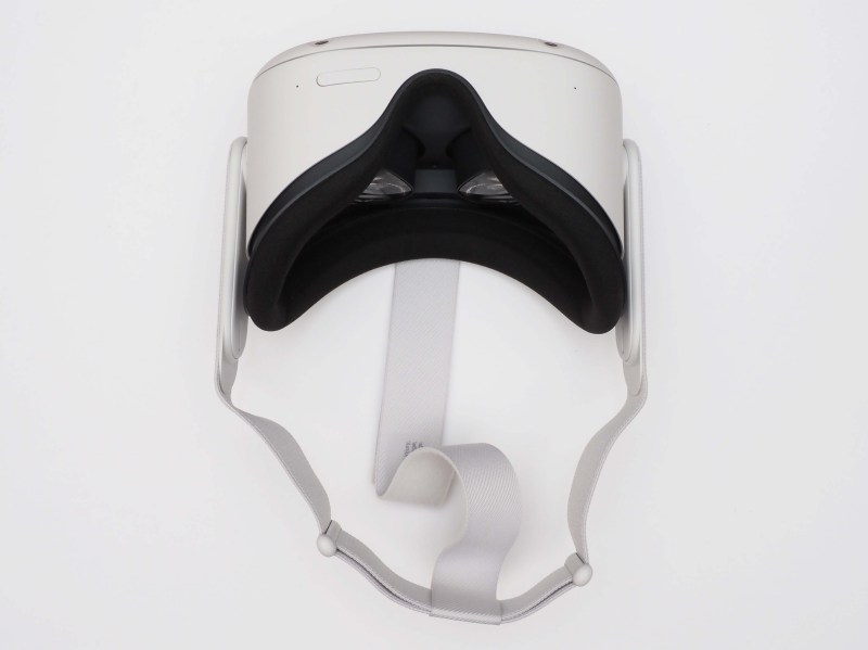 ヘッドセット下部にはボリュームボタンとマイクが配されている