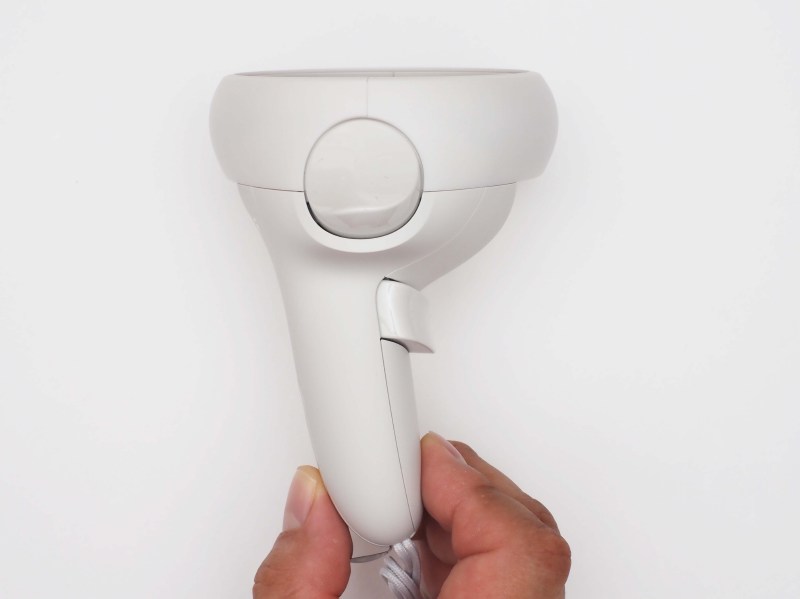 右コントローラ裏面にはトリガー、内側にはグリップボタンが用意