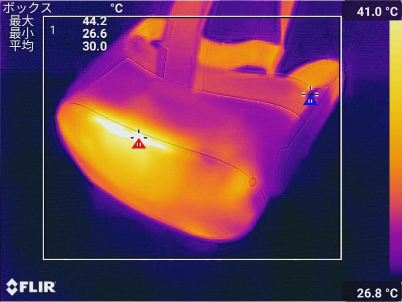 前面上部がもっとも温度が高い。ストラップがオレンジ色になっているのは、もちろん体温が原因だ