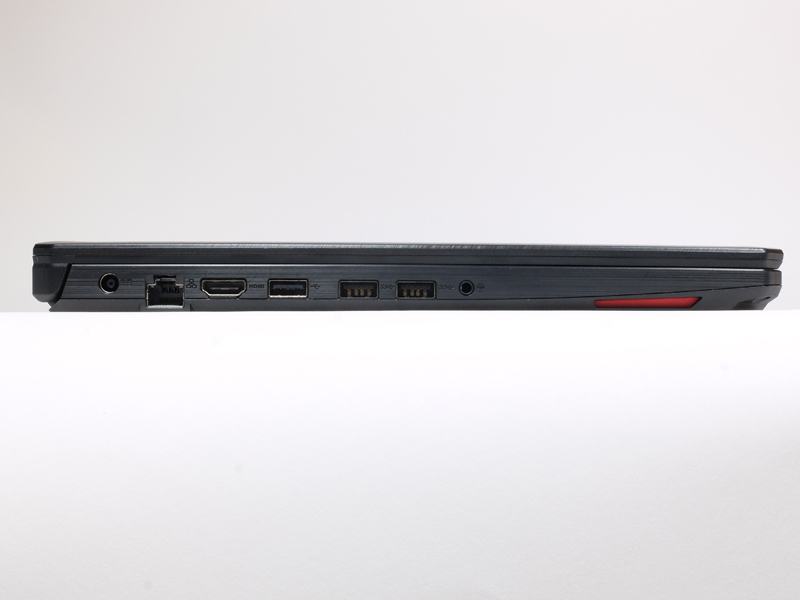 右側面に電源入力、Gigabit Ethernet、HDMI、USB 2.0、USB3.0×2、音声入出力と全ての端子類を集約する