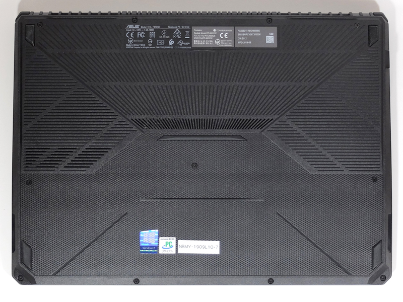 底面部にはスリットが多く切られており、CPUやGPUの冷却性を高めている