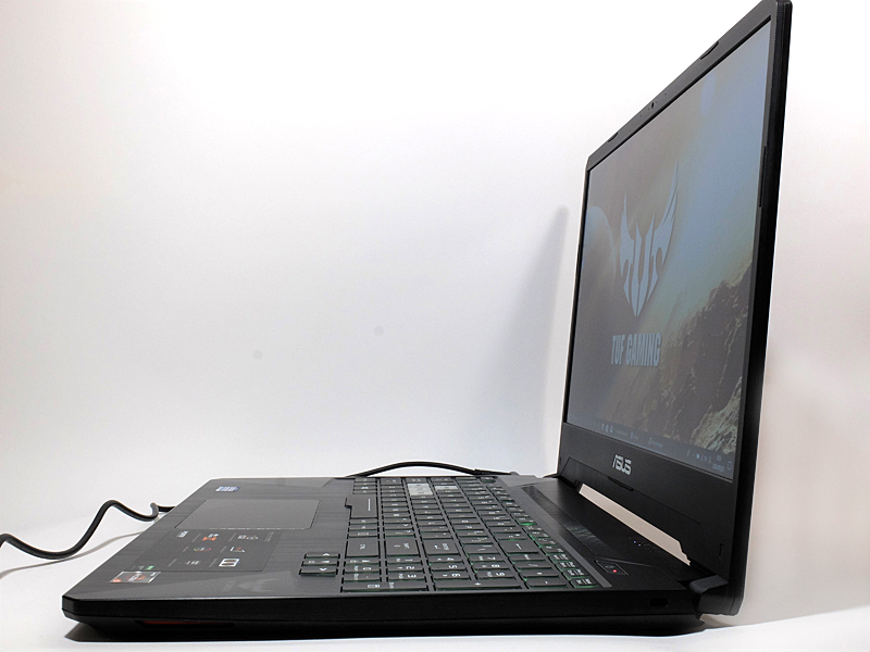 ディスプレイには非光沢のTFT液晶パネルを採用するので視野角はあまり高くない