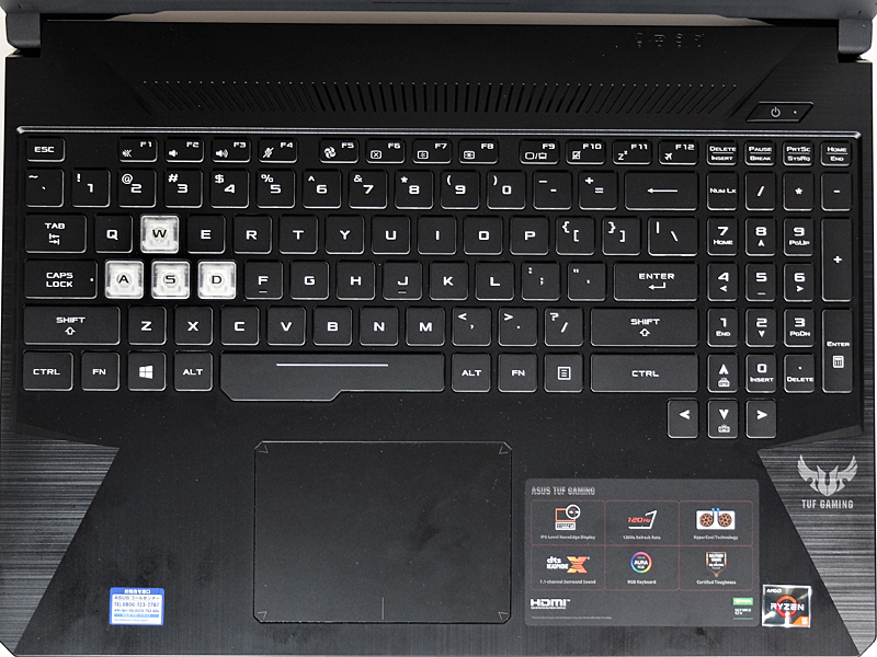 キーボードはテンキーを含むフルキーボード。WASDキーのみ白のクリアキーを採用しており、よく目立つ作り