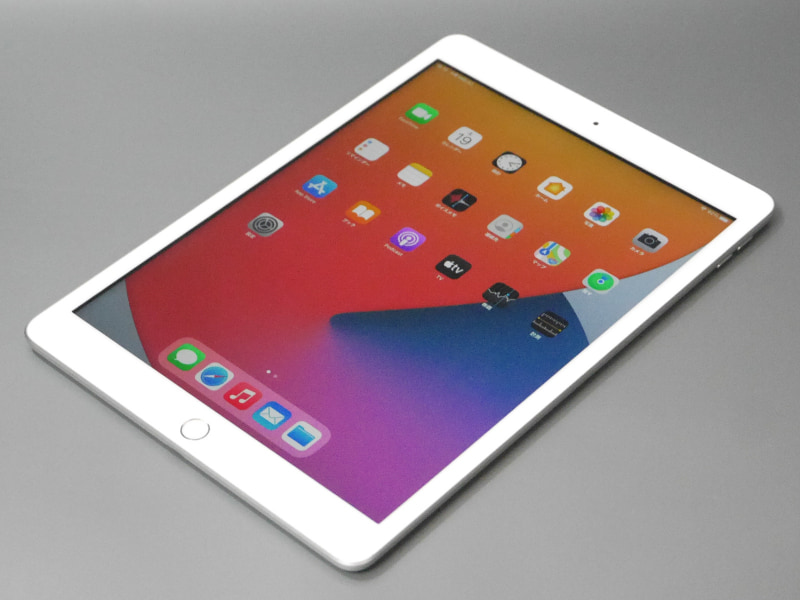 縦向きに表示した状態。初代iPad以来の伝統となる、ホームボタンのあるデザイン