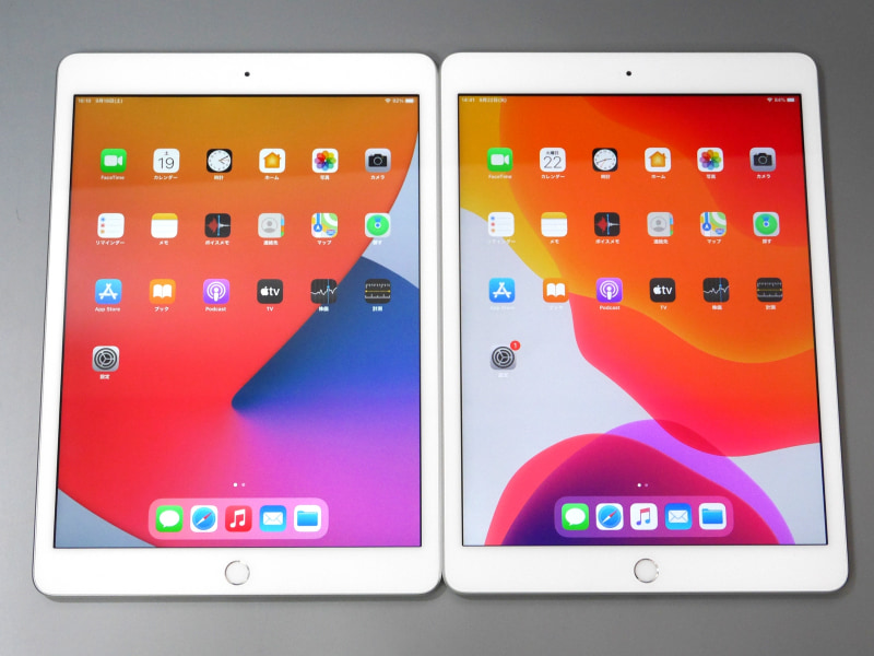左が本製品、右が従来の第7世代モデル。後者はiPadOS 14に未アップデートなため壁紙や一部アイコンがiPadOS 14導入済みの本製品と異なるが、外観や画面サイズはまったく同じだ