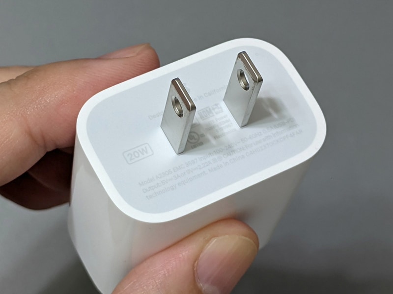 新型のUSB Type-C充電器。「20W」という印字が見える。モデル番号は「A2305」