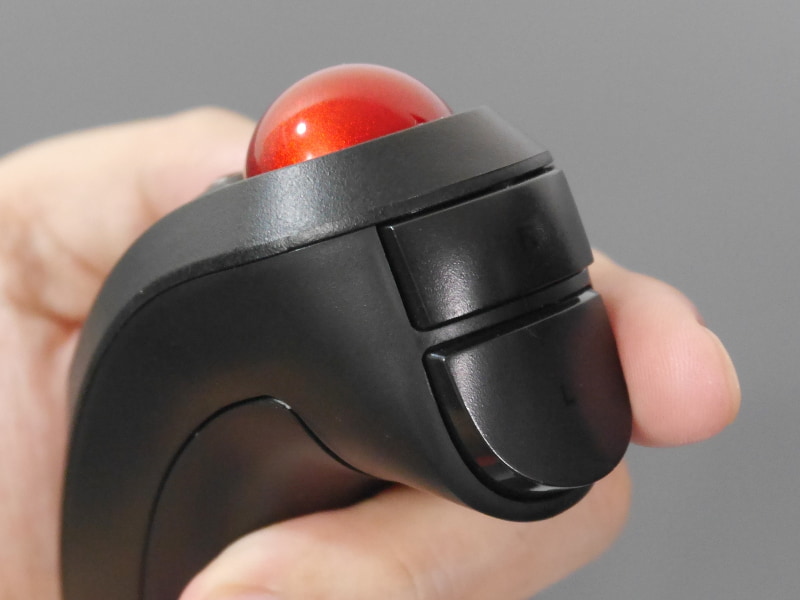 本体前方に左クリック/右クリックボタンを備えており、これを使ってページめくりが行なえる