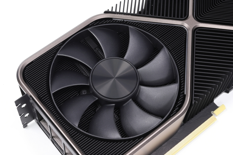 冷却ファンは直径約110mm。表裏のファンはともにセミファンレス動作に対応している