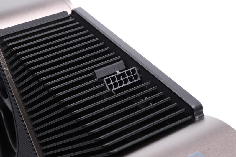 カード上部に設けられた12ピン補助電源コネクタ。従来のPCIe補助電源コネクタとの互換性はない