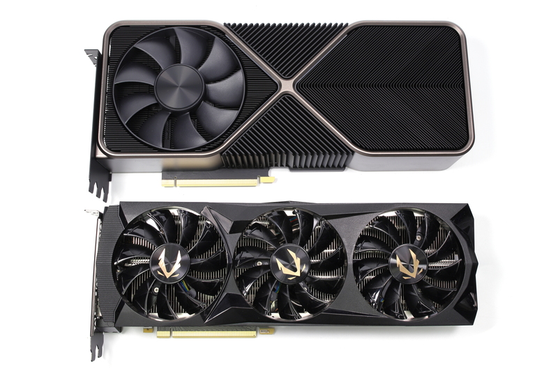 GeForce RTX 3090 Founders EditionとZOTAC GAMING GeForce RTX 2080 Ti AMP Editionを並べたところ
