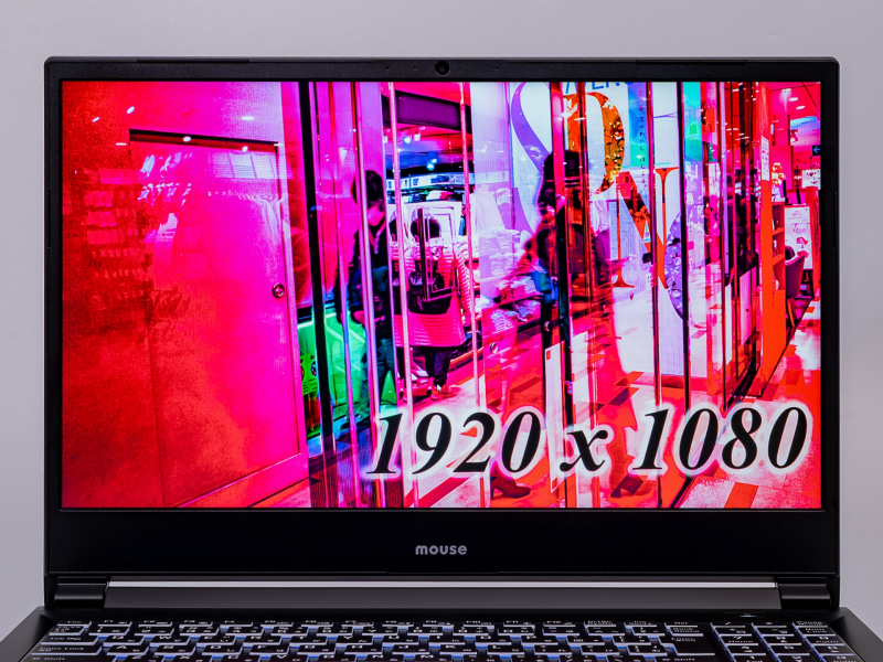 NTSC比72%(sRGB約102%相当)をカバーする液晶ディスプレイを搭載する。画面サイズは15.6型、表示解像度は1,920×1,080ドット、表面は映り込みが少ない非光沢仕様だ